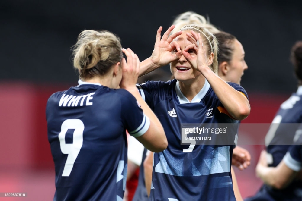Ellen White yishimira igitego hamwe na Steph Houghton