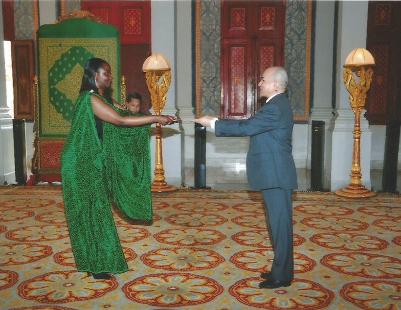 Ambasaderi Emma Isumbingabo ashyikiriza Umwami wa Cambodia impapuro zimwemerera guhagararira u Rwanda muri ubwo bwami