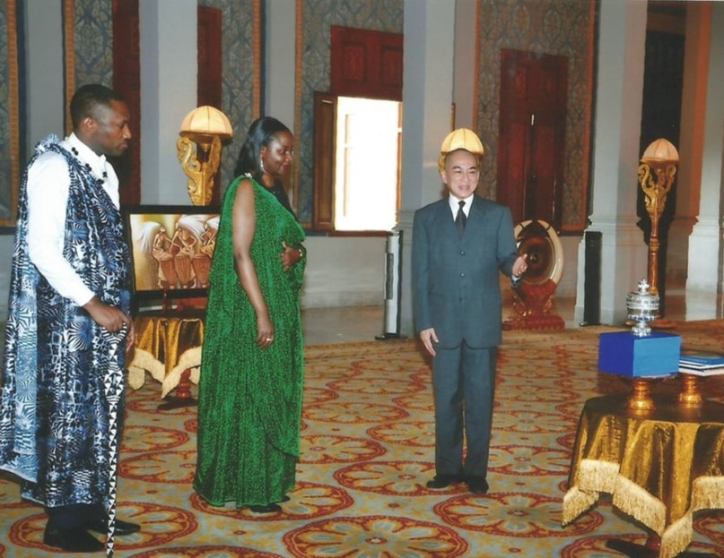 Umwami wa Cambodia yashyikirije impano Ambasaderi Isumbingabo