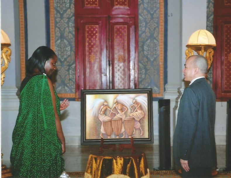 Ambasaderi Isumbingabo nawe yahaye impano Umwami wa Cambodia, Norodom Sihamoni