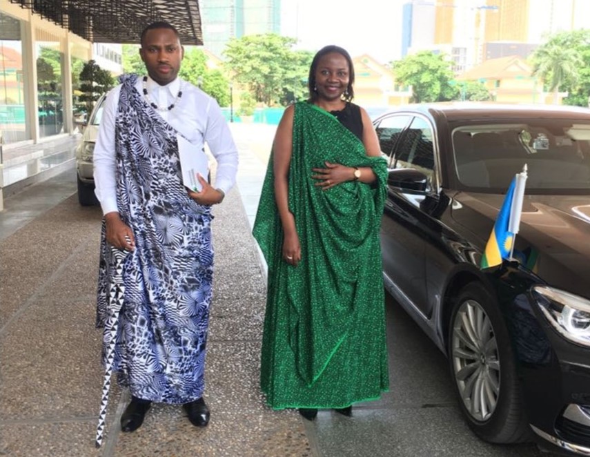 Ambasaderi Isumbingabo nyuma yo gushyikiriza Umwami impapuro zimwemerera guhagararira u Rwanda