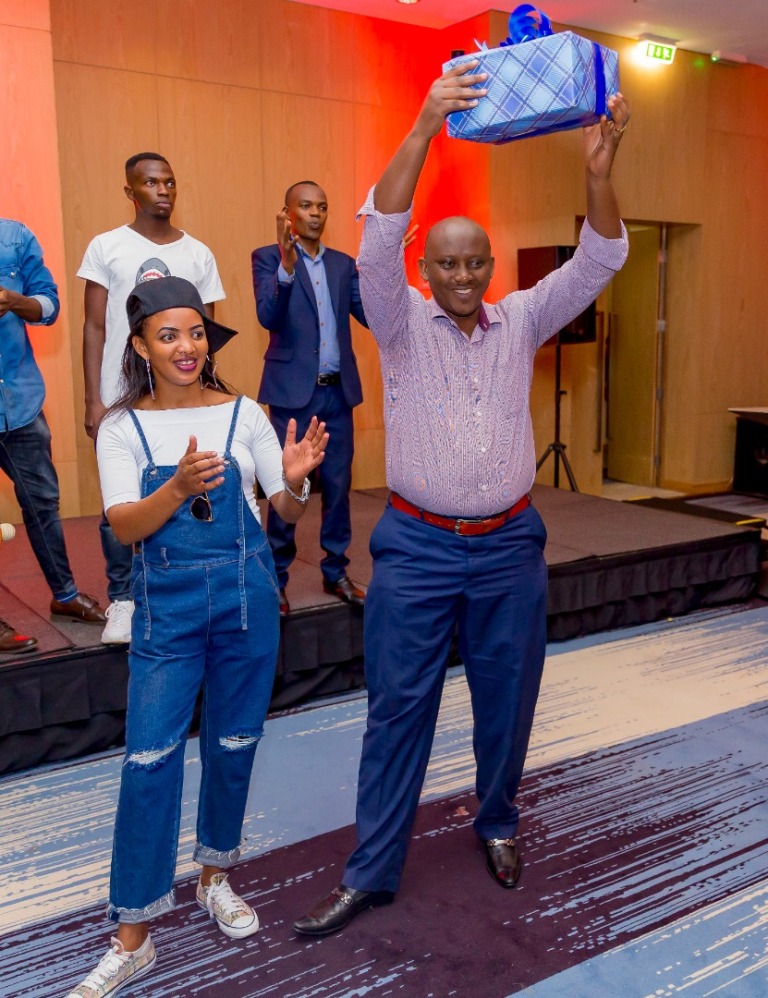 Munana Emmanuel mu byishimo byo kwakira impano yagenewe