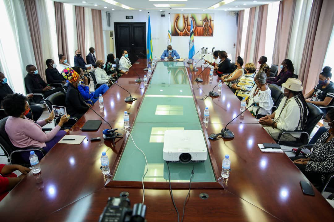 Aba banyamahanga bagiranye ibiganiro na Prof Nshuti Manasseh bamugaragariza ko bifuza gutura mu Rwanda