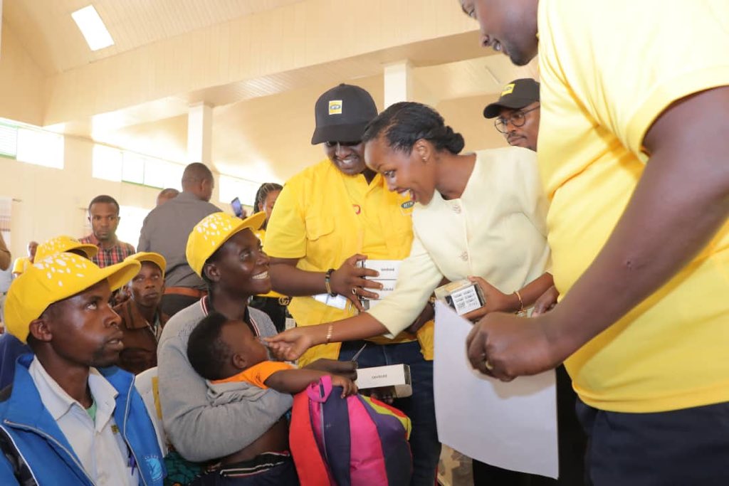 Minisitiri Ingabire yishimiye umwe mu bana b'umubyeyi wahawe telefoni