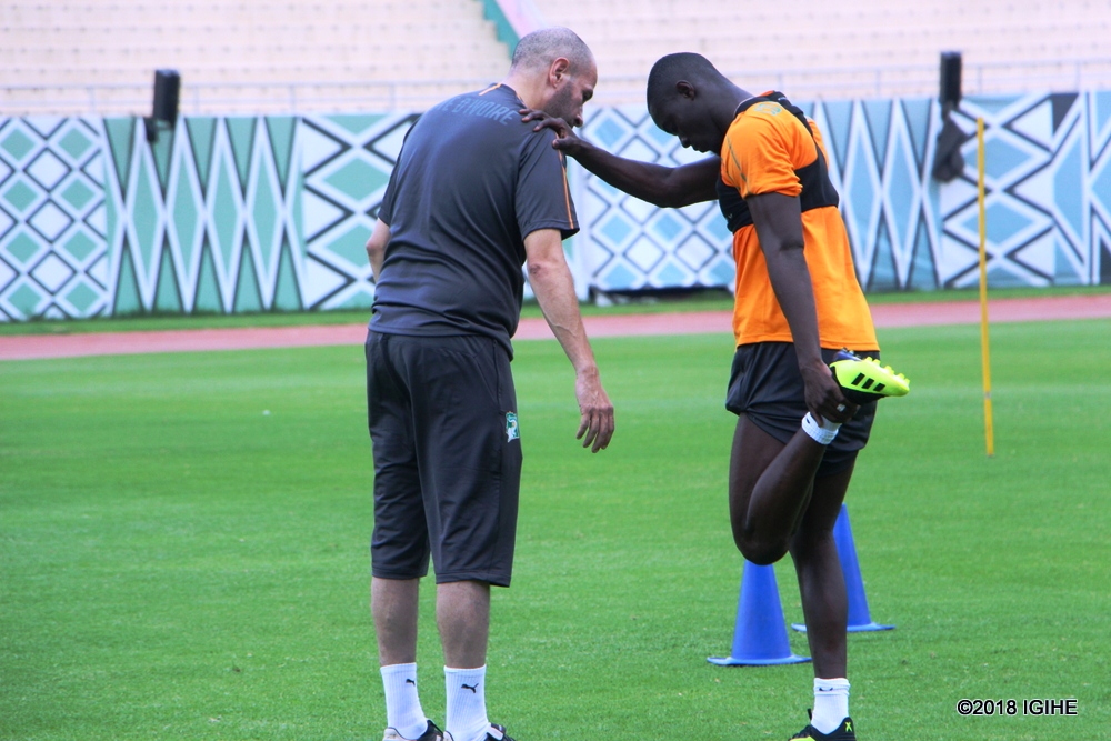 Eric Bertrand Bailly yari afite umutoza we umufasha mu myitozo