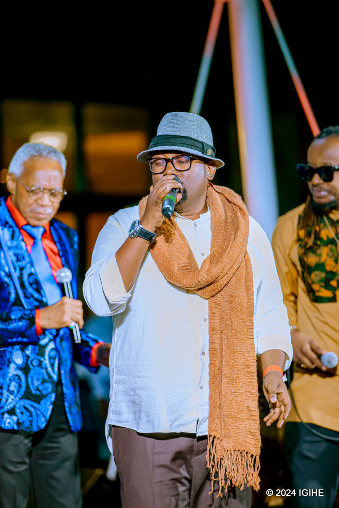 Eric Mucyo yanyuze abari bitabiriye iki gitaramo