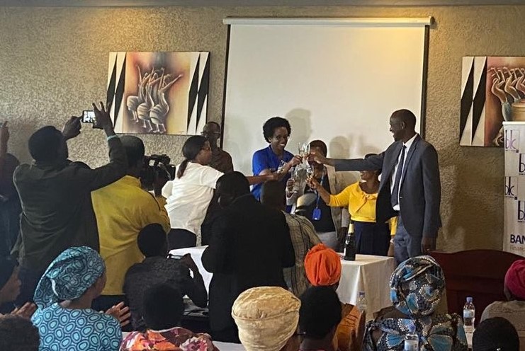 Umuyobozi Mukuru wa BK Group Plc, Dr Diane Karusisi, yifatanyije n'abakiliya b'i Rusizi mu gutangiza Zamuka Mugore