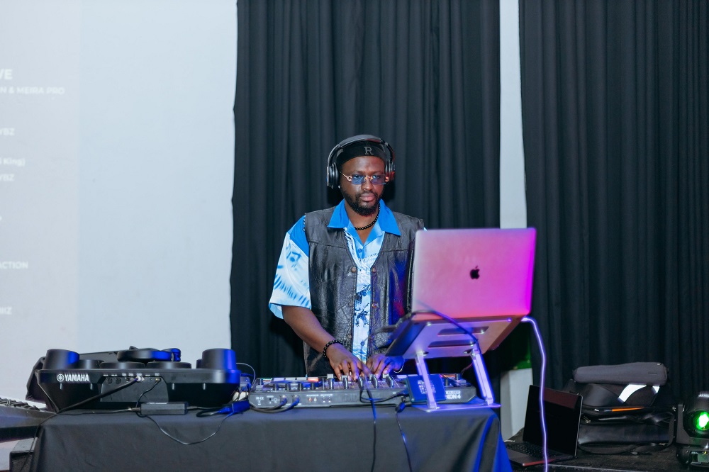 Etienne umwe mu bagize itsinda rya symphony Band niwe wacurangiye Alyn Sano