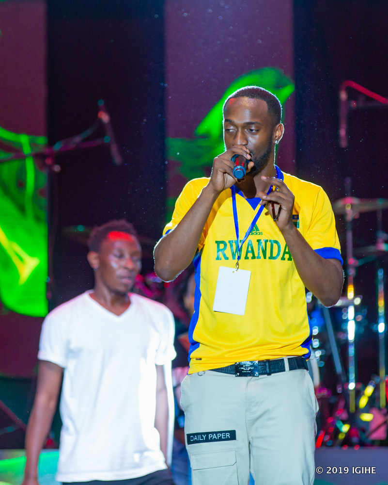 Eugy yagiye ku rubyiniro yambaye umupira ugaragaza ko akunda u Rwanda