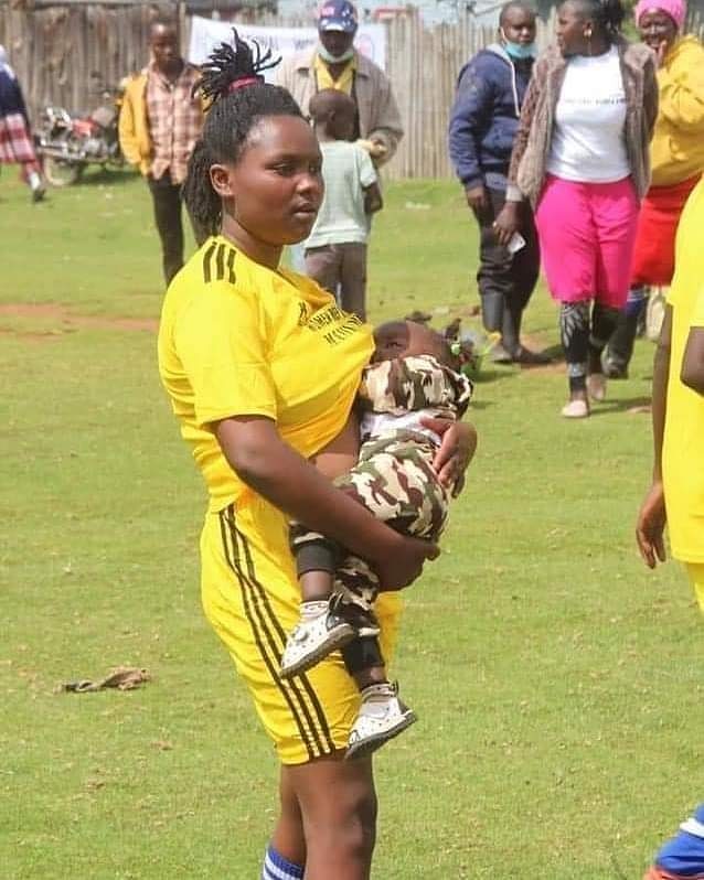 Hari abifuza gufasha Winnie Kamau nyum yo kubona ifoto ye ari konsa umwana mu kiruhuko cy’umukino