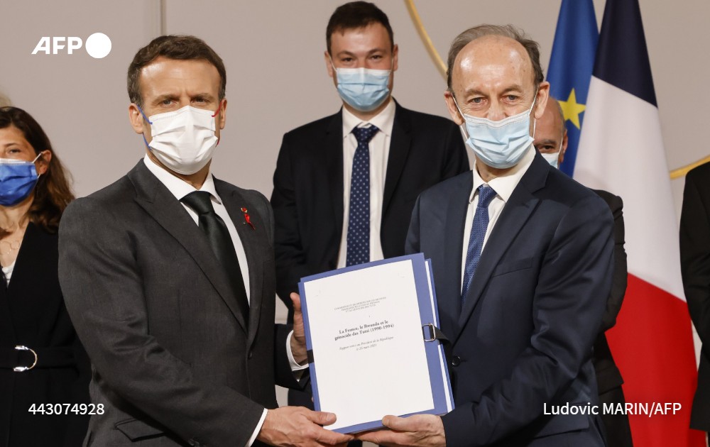 Prof Vincent Duclert yashyikirije Perezida Emmanuel Macron iyi raporo ku manywa yo kuri uyu wa Gatanu