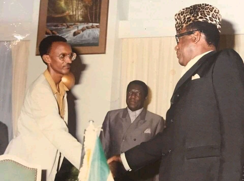 Gen Maj Paul Kagame asuhuzanya na Perezida Mobutu ubwo hasinywaga amasezerano ya Nsele