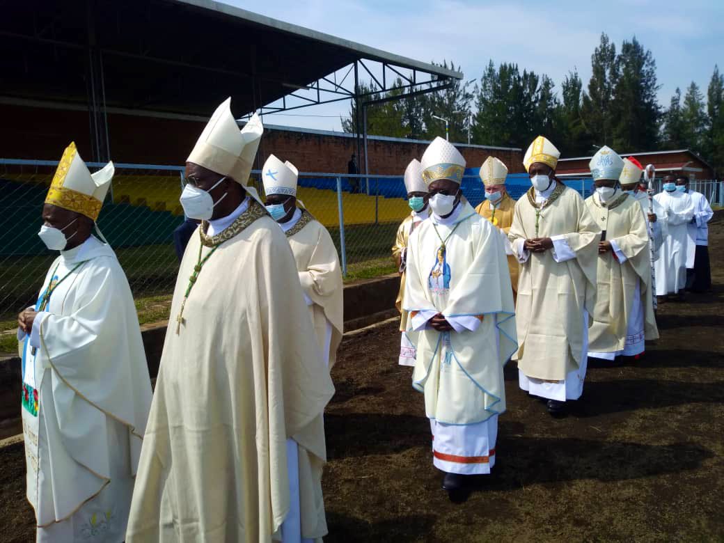 Ubwo abasenyeri bageraga ahabereye imihango yo kwimika Musenyeri Sinayobye