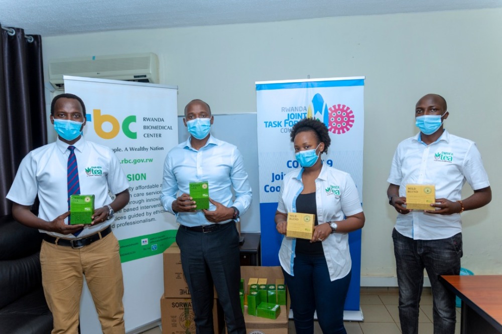 Ikigo cy’Igihugu gishinzwe ibyoherezwa mu mahanga ibikomoka ku Buhinzi n’Ubworozi (NAEB) cyashimiye itsinda ryihariye ry’abari mu bikorwa byo kurwanya Coronavirus kibaha icyayi cy’u Rwanda. Iki gikorwa cyabaye ku wa 21 Gicurasi 2020, cyahuriranye n’Umunsi Mpuzamahanga ngarukamwaka wahariwe icyayi