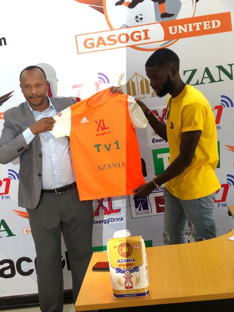 Perezida wa Gasogi United, KNC, hamwe na Iradukunda Bertrand nyuma yo gushyira umukono ku masezerano