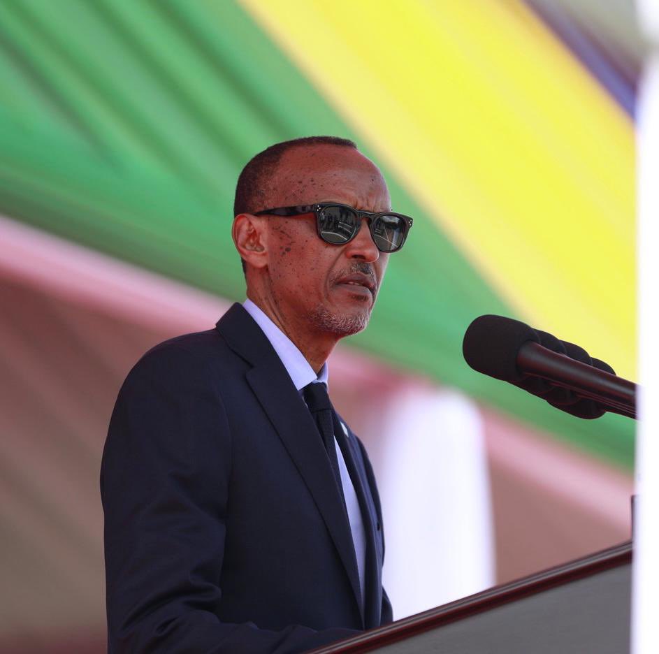 Perezida Kagame yasabye abasoje amasomo yabo kumva ko inshingano zabo z'ibanze ari ugukorera Abanyarwanda
