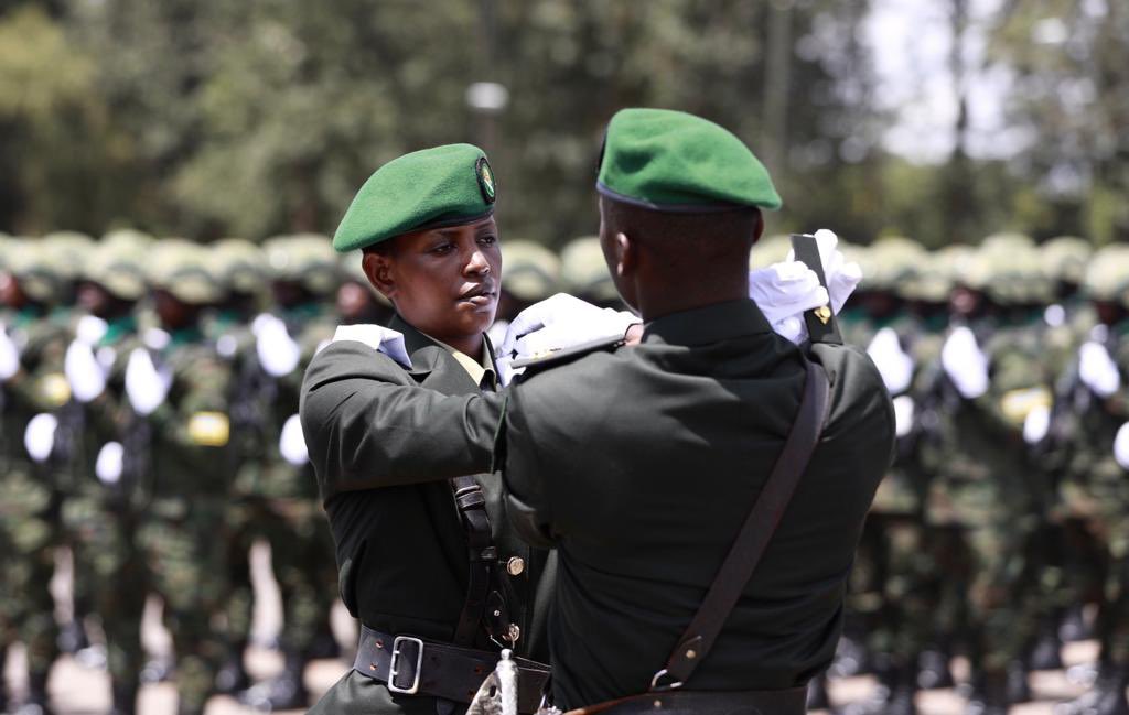 Abasoje amasomo ubwo bambaraga ipeti rya Sous-Lieutenant bahawe