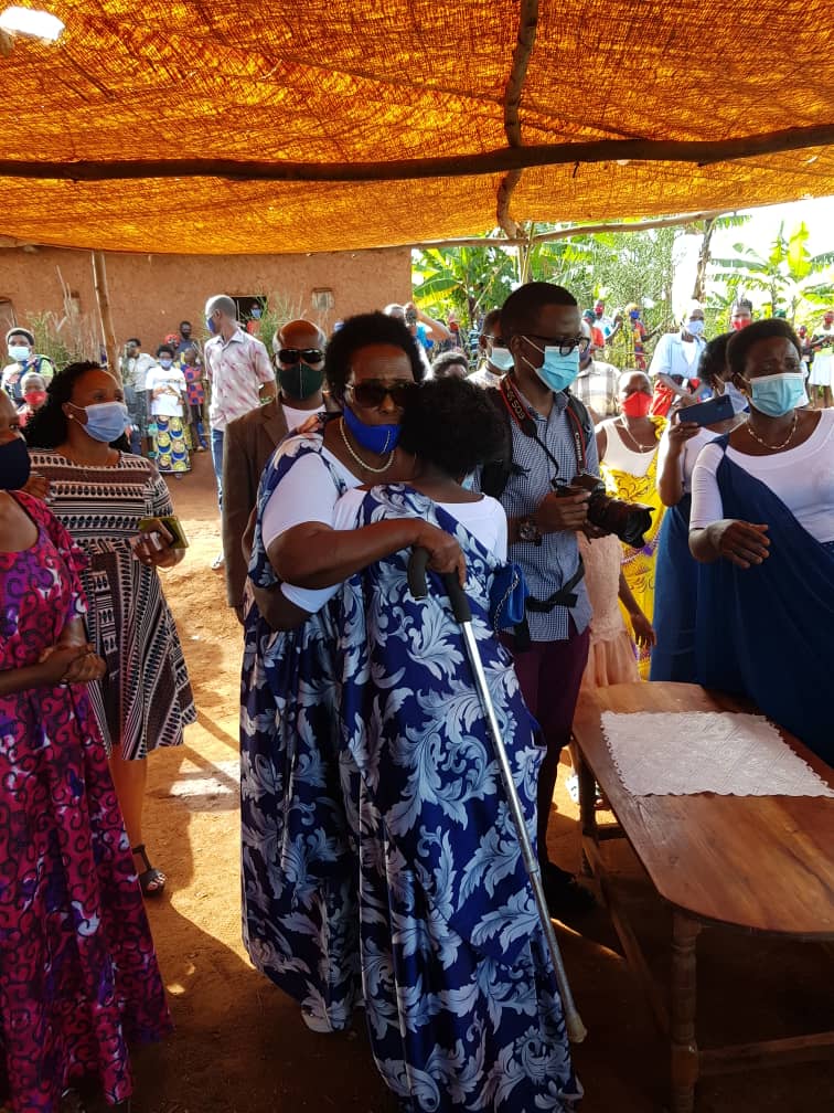 Byari ibyishimo ubwo Uwamahoro Rosine yongeraga kubonana n’umuryango we nyuma y’imyaka 27