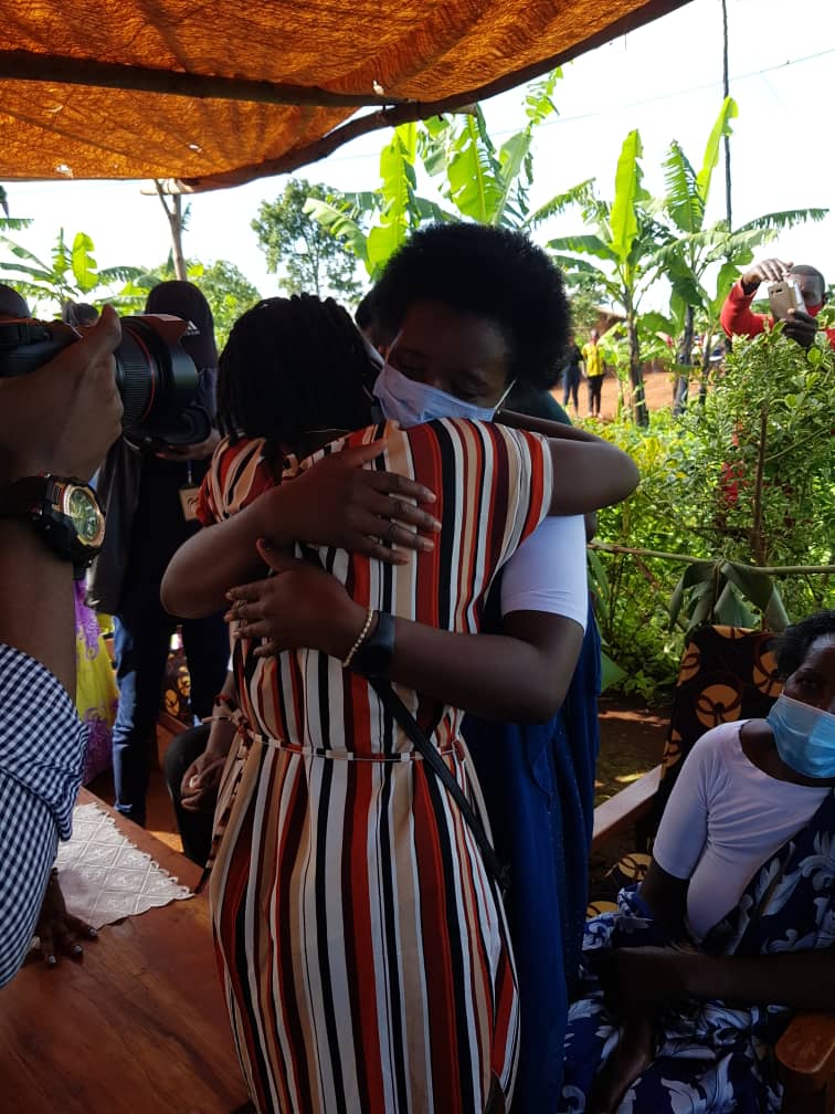 Tariki ya 18 Mata 2021 yahinduye amateka y’ubuzima bwa Uwamahoro Rosine. Uyu mukobwa yongeye guhura n’umuryango we nyuma y’imyaka 27 batanyijwe na Jenoside yakorewe Abatutsi
