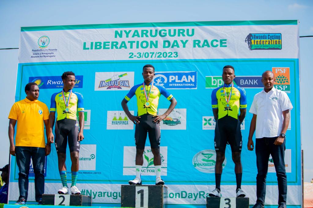 Umuyobozi w'Akarere ka Nyaruguru, Murwanashyaka Emmanuel na Murenzi Abdallah uyobora FERWACY, bahemba abakinnyi batatu bitwaye neza mu bagabo