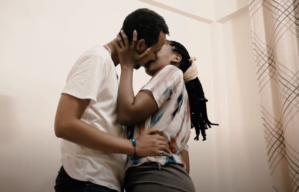 Uku gukina asomana n'uyu mukobwa byari bimusenyeye