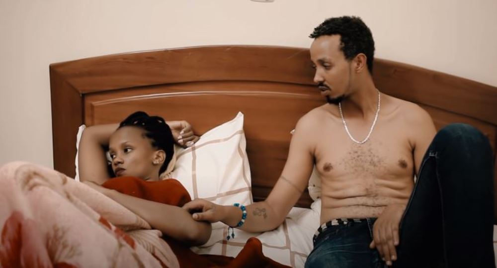 Kabayabaya avuga ko uyu mukobwa usibye ibyo bakinanye, nta wundi mubano wihariye bigeze bagirana