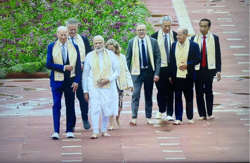 Bamwe mu Bakuru b’Ibihugu 20 bikize ku Isi, G20 bagaragaye bambaye ibirenge, mu guha icyubahiro Mahatma Gandhi