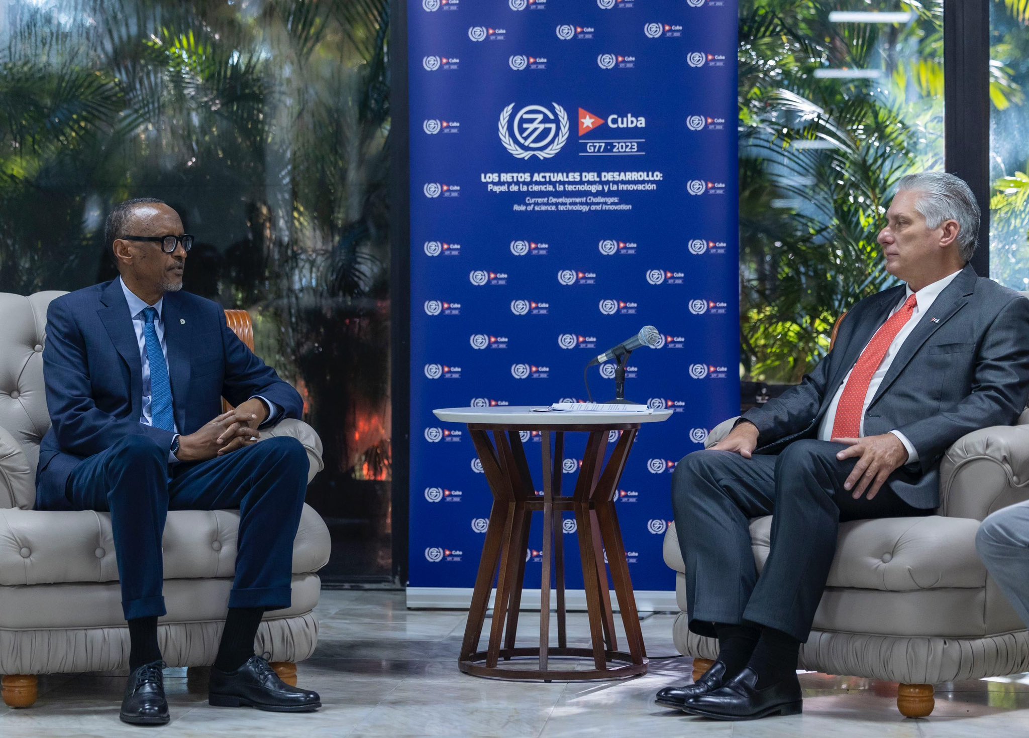 Perezida Kagame na mugenzi we Miguel Díaz-Canel Bermúdez wa Cuba, bagiranye ibiganiro