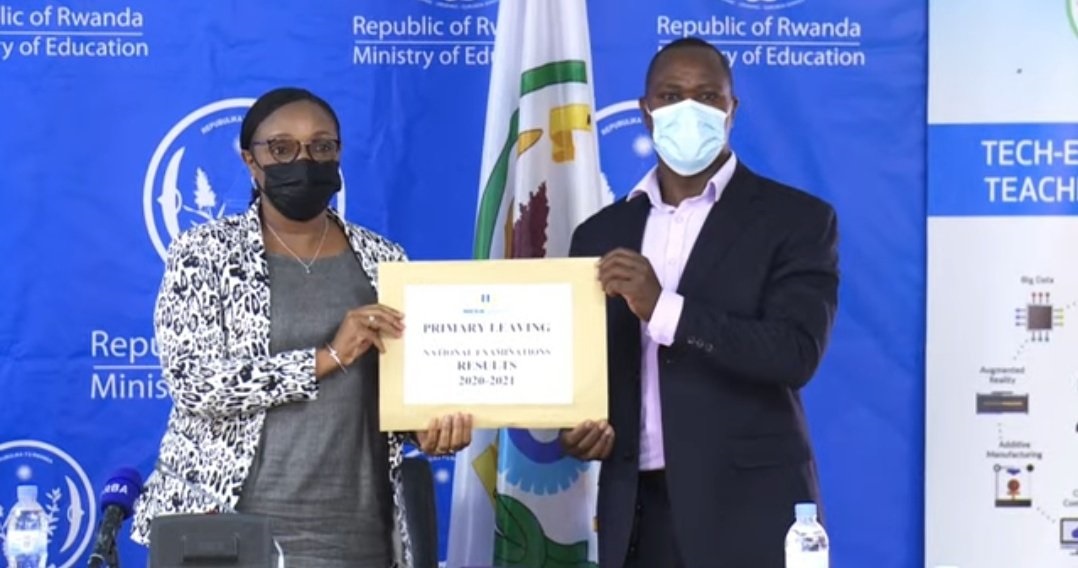 Minisitiri w'Uburezi, Dr Uwamariya Valentine ashyikirizwa amanota n'Umuyobozi wa NESA,Dr Bahati Bernard