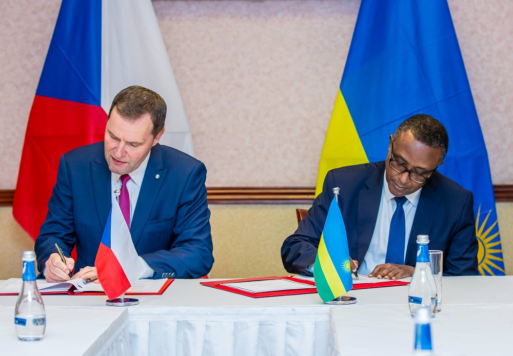 Byitezwe ko aya masezerano azafasha abanyarwanda bashoye imari muri Czech ndetse n'abaturage ba Czech bashoye imari mu Rwanda