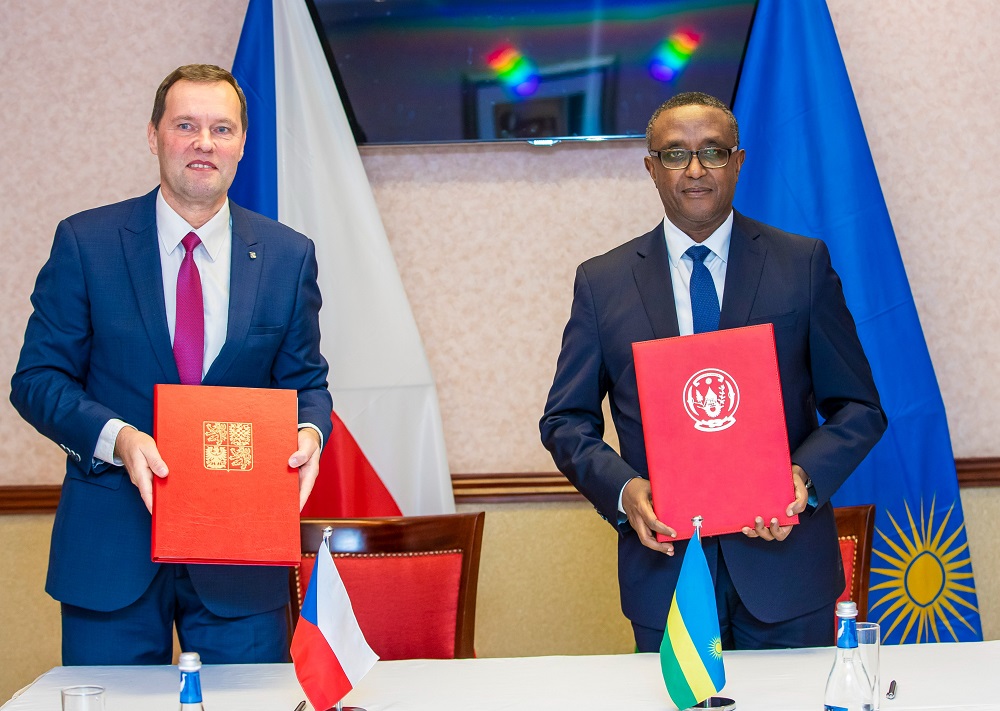 Dr Biruta na Vít Rakušan ubwo bari bamaze gusinya amasezerano