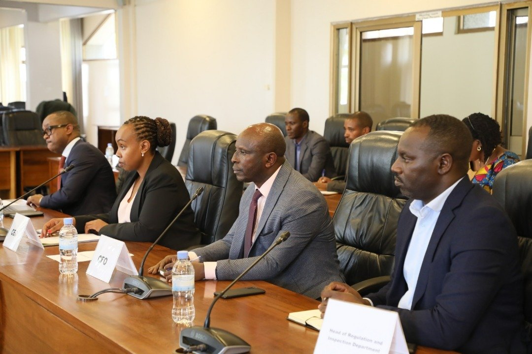 Amb. Karitanyi yari kumwe n'abandi bayobozi muri RMB barimo umuyobozi ushinzwe imari, Safari Innocent (iburyo) n'Umuyobozi Mukuru Wungirije, Dr Ivan Twagirashema (ibumoso) bwe