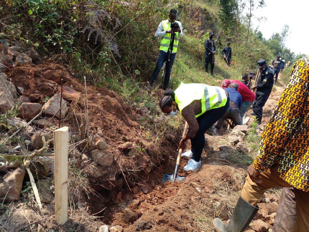 Meya Mukanyirigira yifatanyije n'abatuye Ntarabana mu muganda rusange