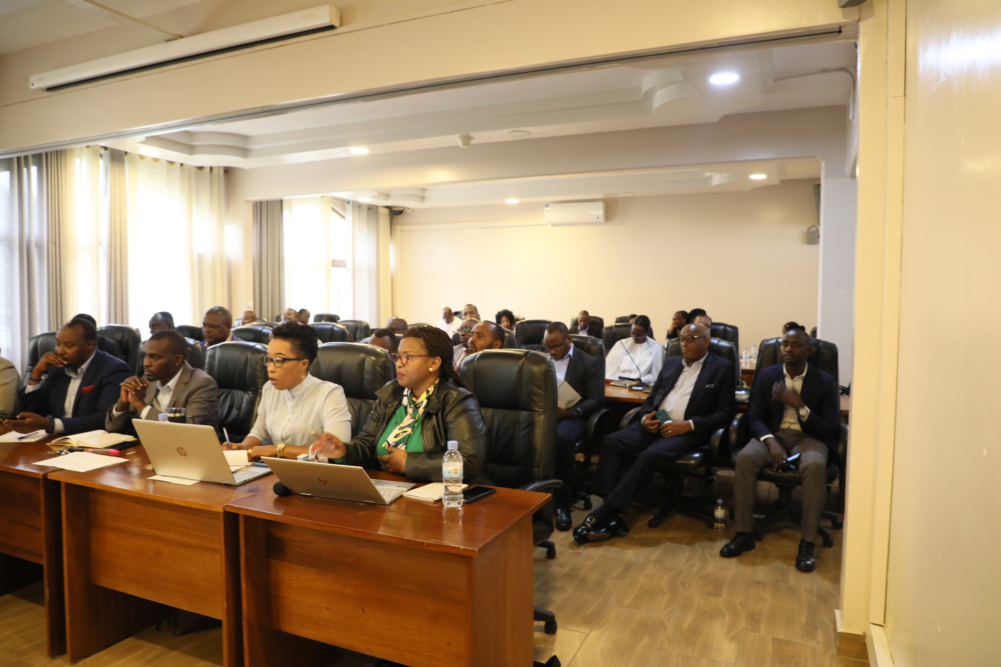 Abayobozi batandukanye mu Kigo Gishinzwe Ibikorwaremezo by'amashanyarazi, EDCL bari bitabye PAC