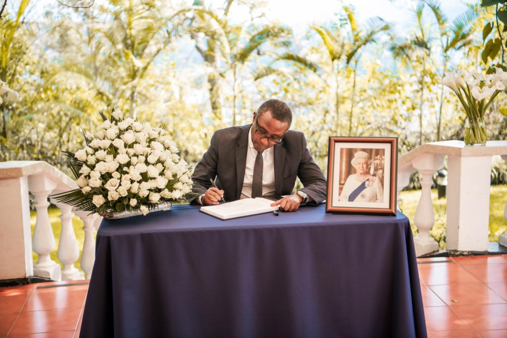 Minisitiri Vincent Biruta yanditse mu gitabo cyagenewe ubutumwa bwo kwihanganisha Abongereza ku gutanga kwa Elizabeth II