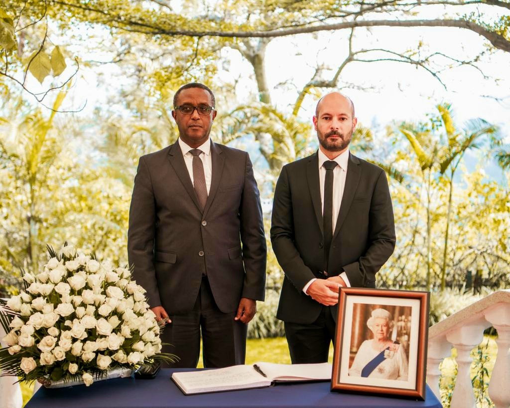 Minisitiri w'Ububanyi n'Amahanga w'u Rwanda, Dr Vincent Biruta yagiye ahakorera Ambasade y'u Bwongereza mu Rwanda kugira ngo atange ubutumwa bwo kwihanganisha abaturage b'iki gihugu. Aha yari ari kumwe na Amb Omar Daair