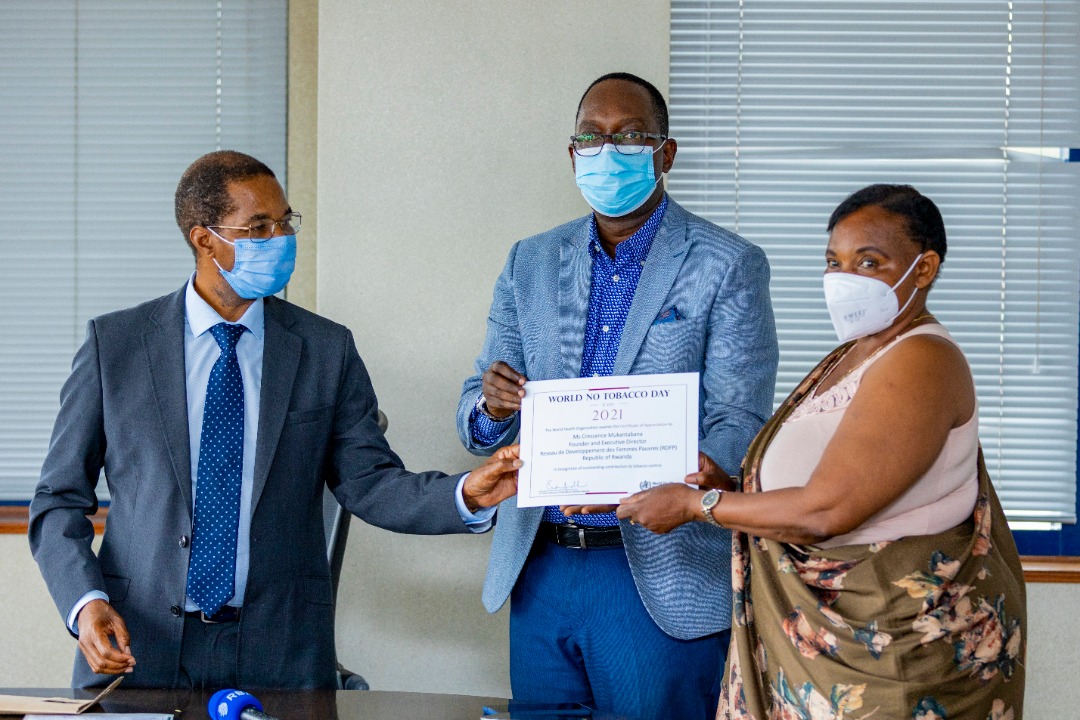 Umuyobozi wa OMS mu Rwanda, Dr Brian Chirombo; Minisitiri w'Ubuzima, Dr Daniel Ngamije na Mukantabana ubwo yashyikirizwaga igihembo