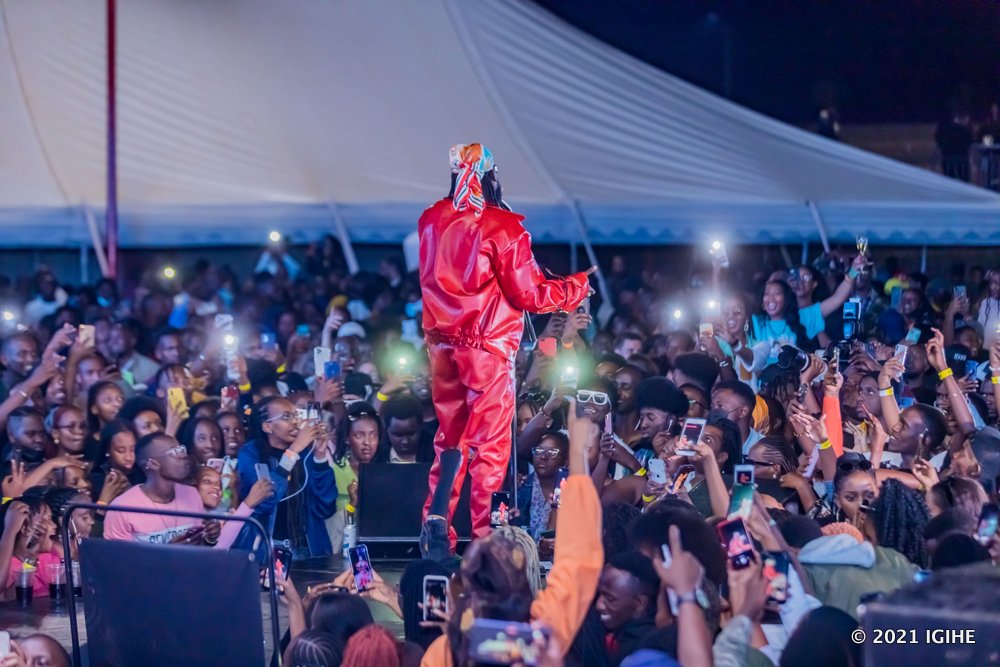 COVID-19 yanyujijemo itanga agahenge, Abanyarwanda bongera gutarama. Aha hari mu gitaramo cya Adekunle Gold