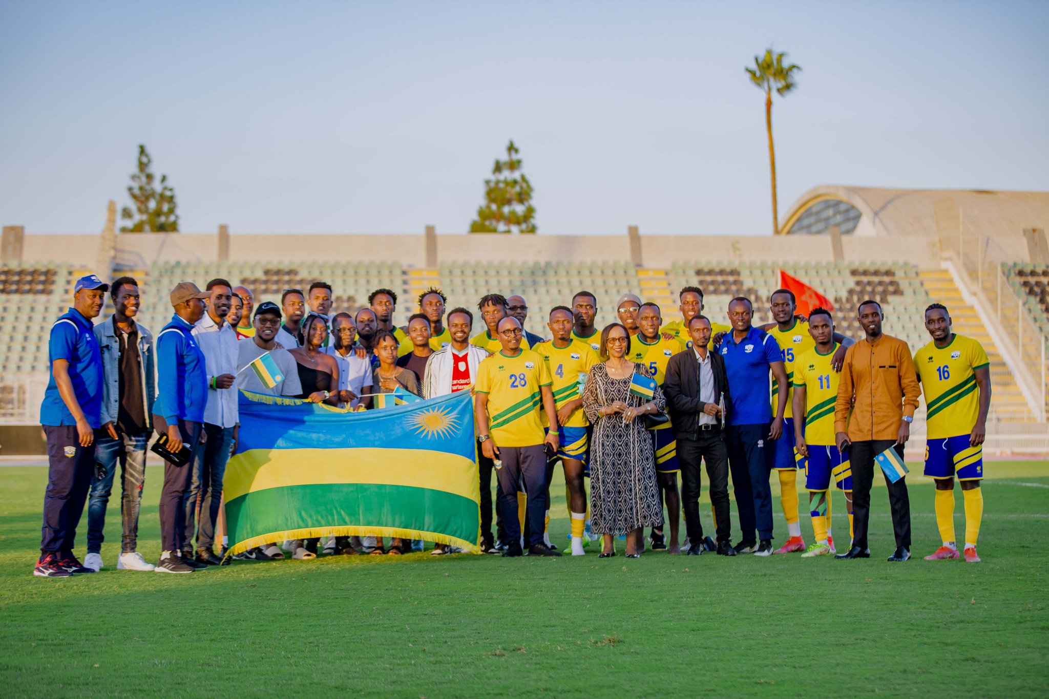 Abakinnyi na bamwe mu bayobozi baherekeje Amavubi bafashe ifoto y'urwibutso na Ambasaderi w'u Rwanda muri Maroc, Nyiramatama Zaina n'abandi Banyarwanda baba muri iki gihugu