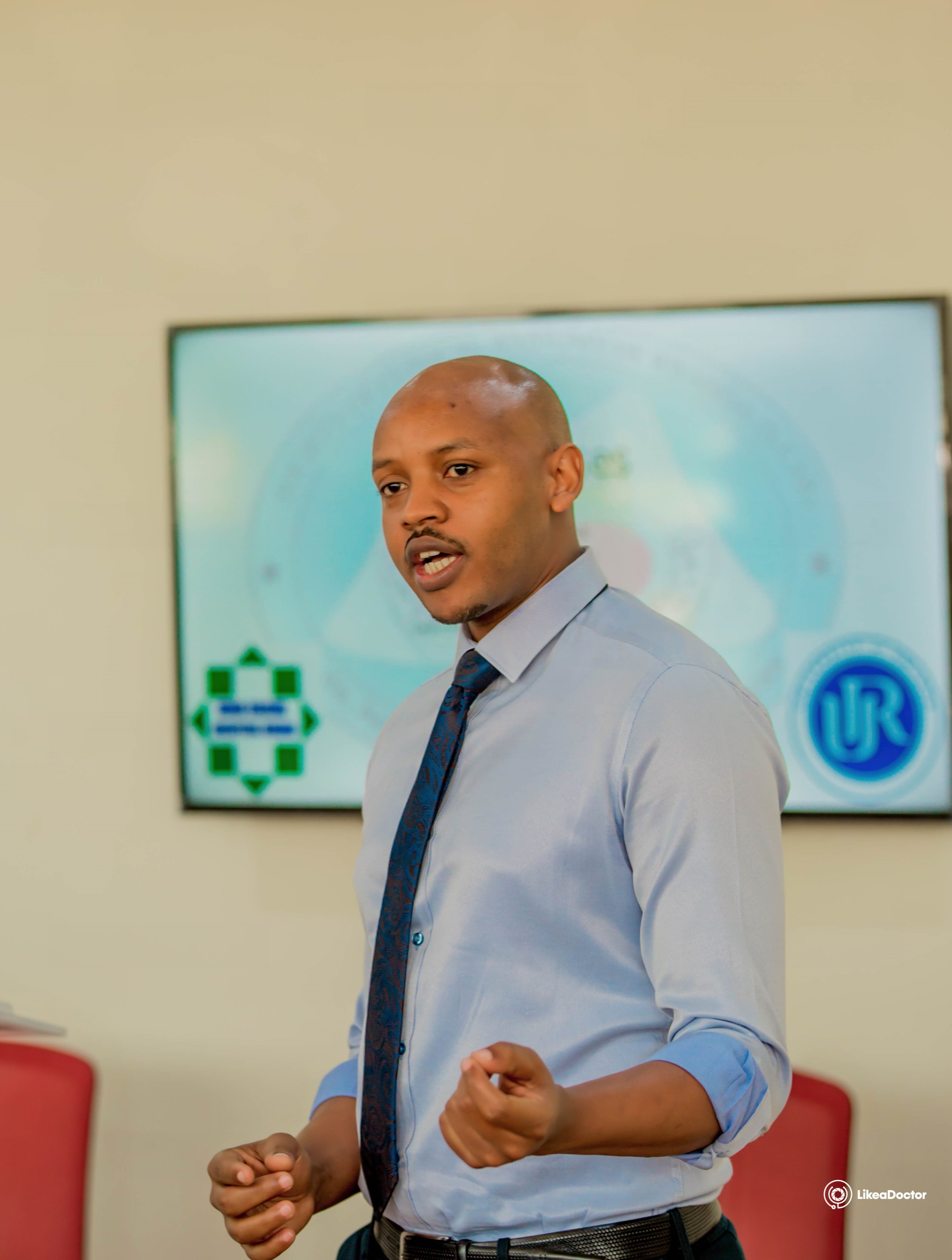 Dr David Hakizimana iyo yabonye umwanya ajya gusangiza abandi ubumenyi afite