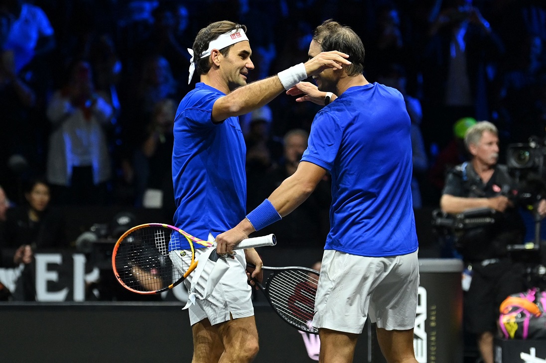 Roger Federer asezera kuri Rafael Nadal bahanganiye mu kibuga imyaka 15