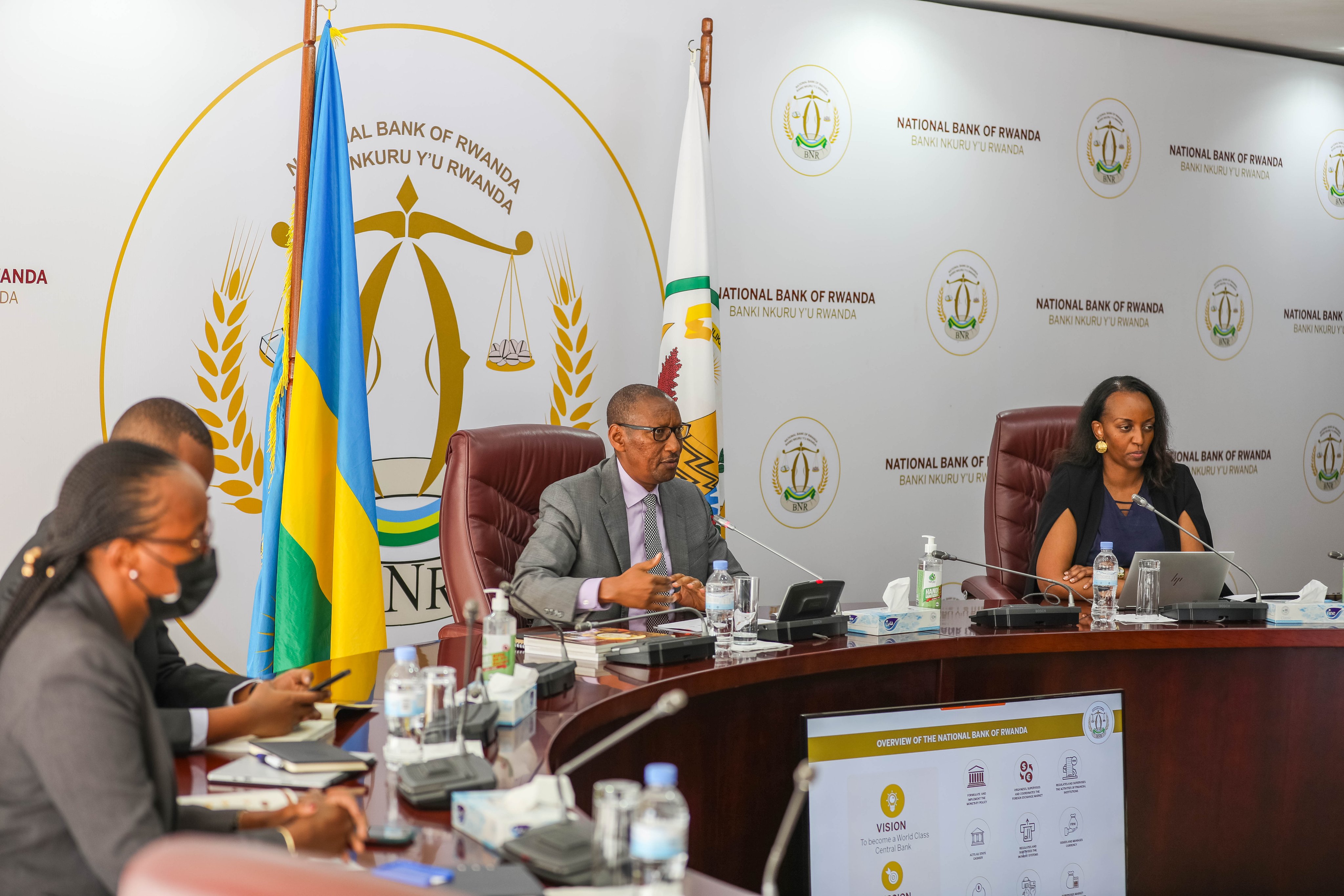 Guverineri wa Banki Nkuru y'u Rwanda, John Rwangombwa, ubwo yamurikiraga Inteko Ishinga Amategeko raporo y'ibikorwa bya 2020/2021