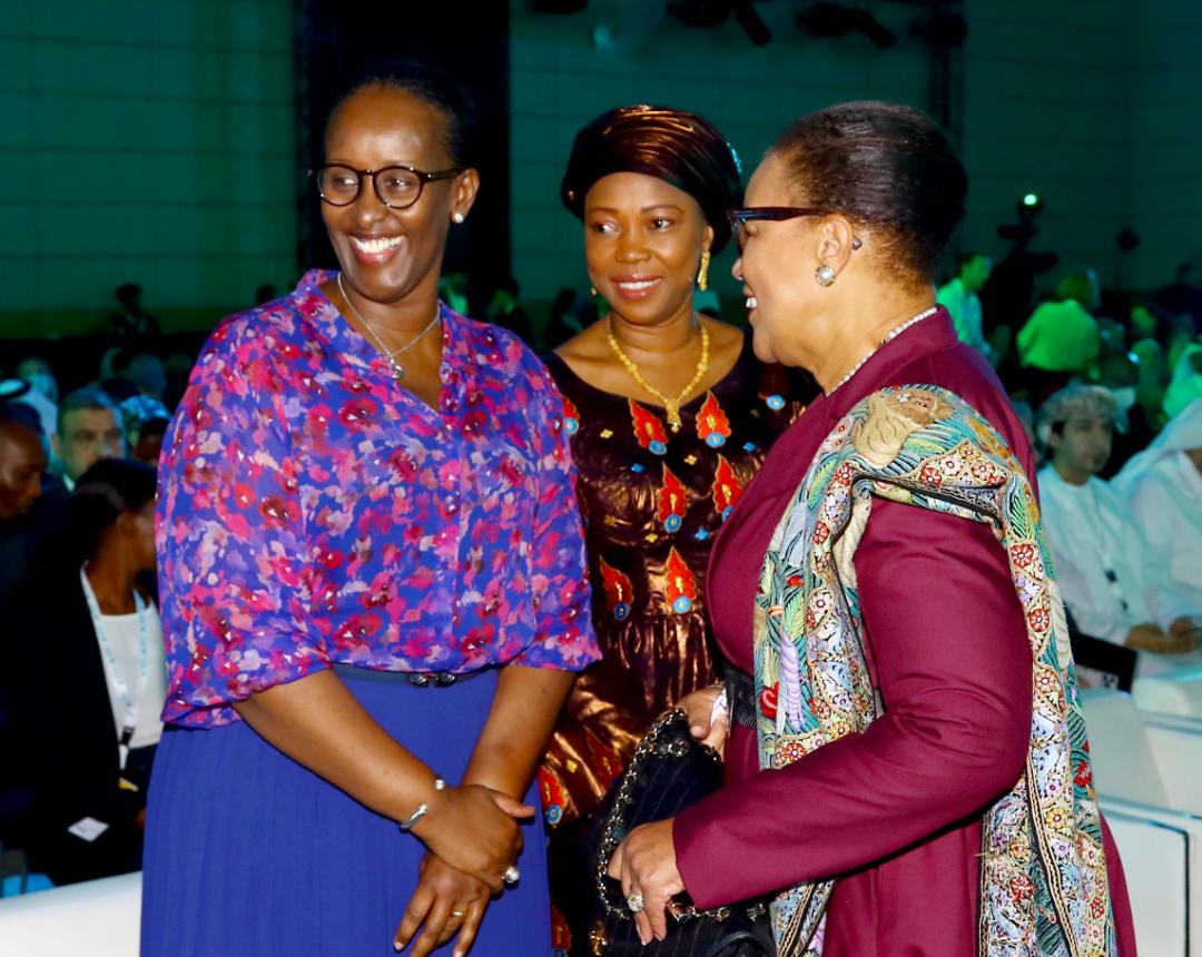 Madamu Jeannette Kagame aganira n'abarimo Umunyamabanga Mukuru wa Commonwealth, Patricia Scotland