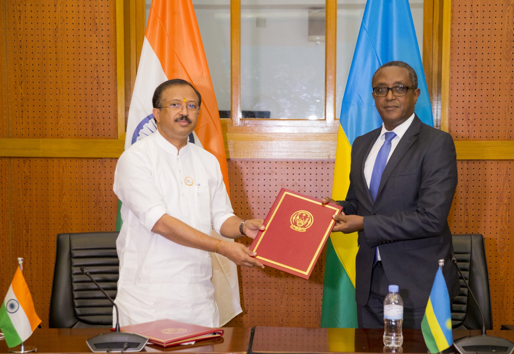 Minisitiri w’Ububanyi n’Amahanga w’u Rwanda, Dr Vincent Biruta na mugenzi we w'u Buhinde bagiranye ibiganiro bigamije kurufasha gutangira gukora inkingo