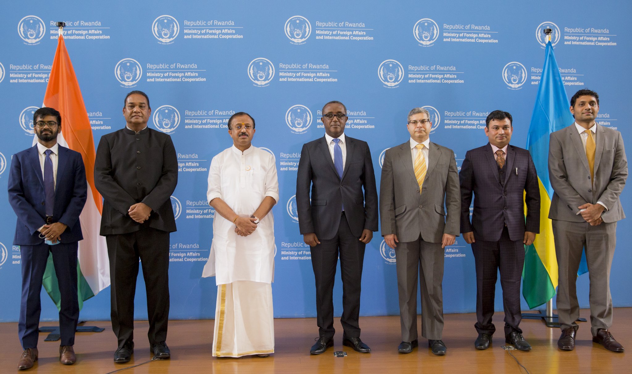 Minisitiri wungurije w’Ububanyi n’Amahanga w’u Buhinde, Shri V. Muraleedharan n'itsinda rimuherekeje bafata ifoto y'urwibutso na Minisitiri Biruta