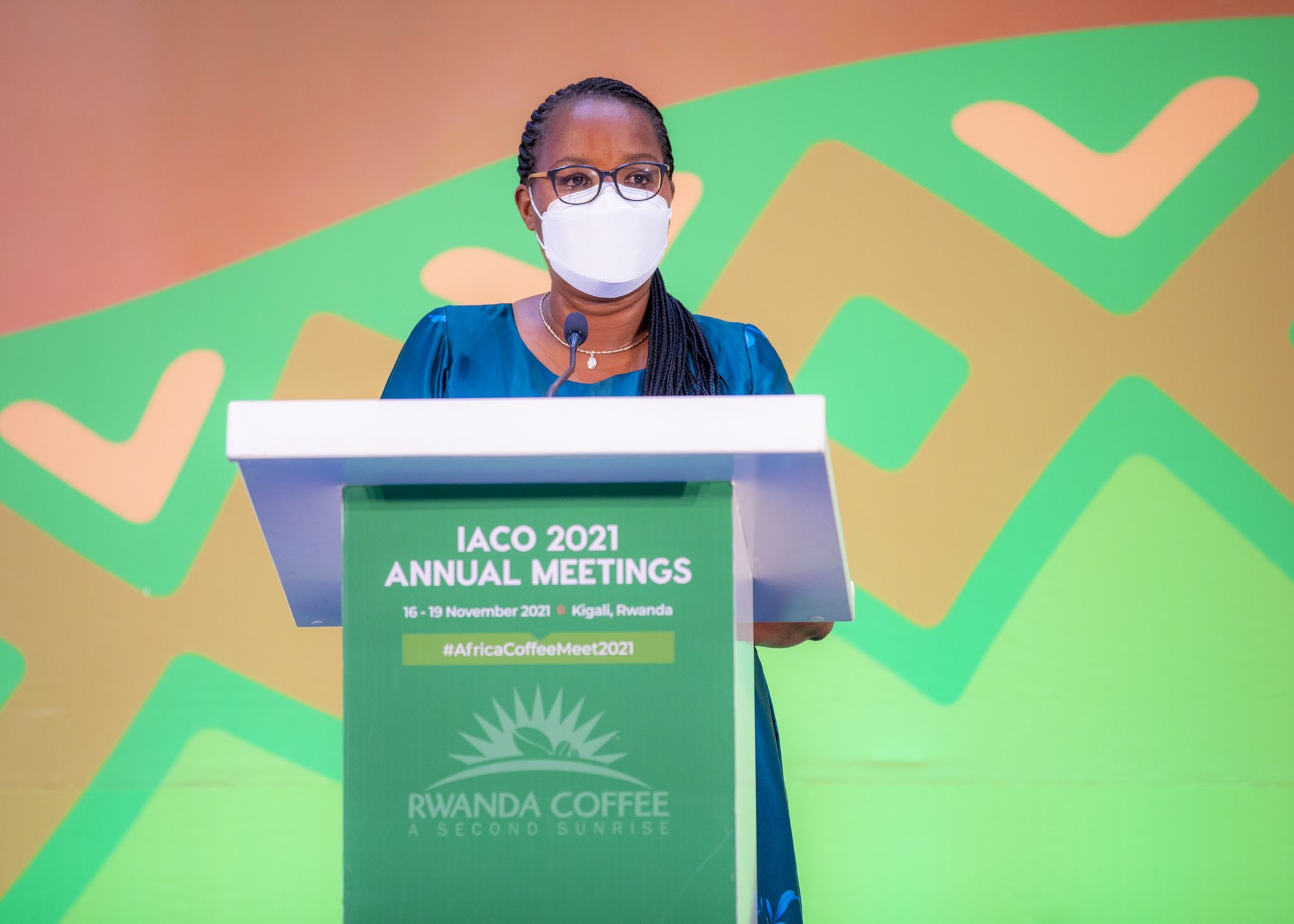 Minisitiri w’Ubuhinzi n’ubworozi, Dr Gérardine Mukeshimana yagaragaje abahinzi nk’abadakwiye kurenzwa ingohe mu bucuruzi bwa kawa bwinjiza akayabo