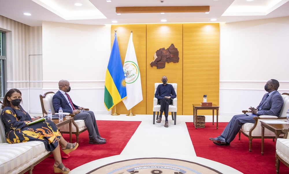 Dr John Nkengasong na Prof Senait Fisseha bari kumwe na Minisitiri w'Ubuzima, Dr Daniel Ngamije bakiriwe na Perezida Kagame