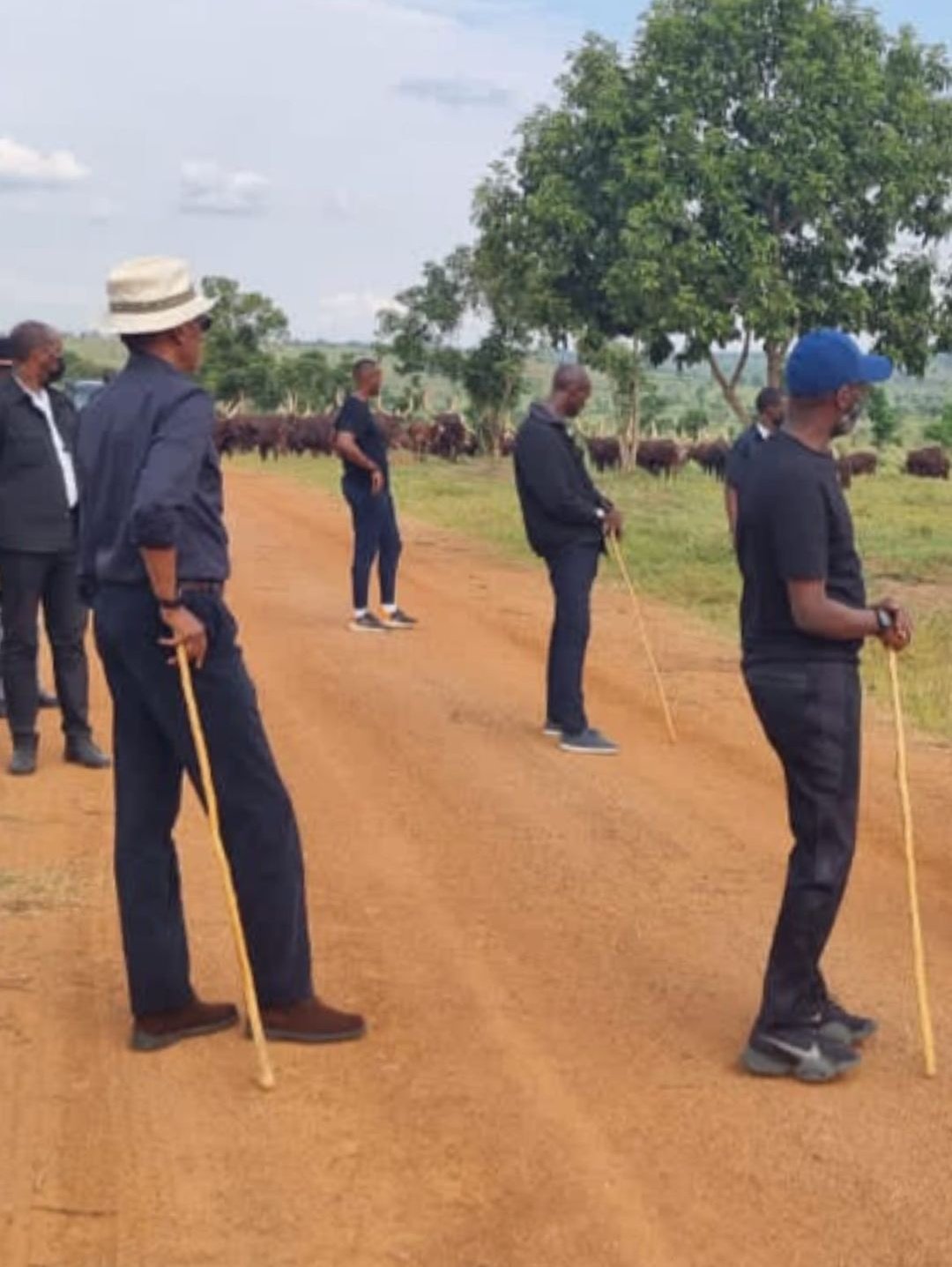 Perezida Kagame n'itsinda ryari riherekeje Muhoozi ubwo bari bari mu rwuri rwe mu Bugesera