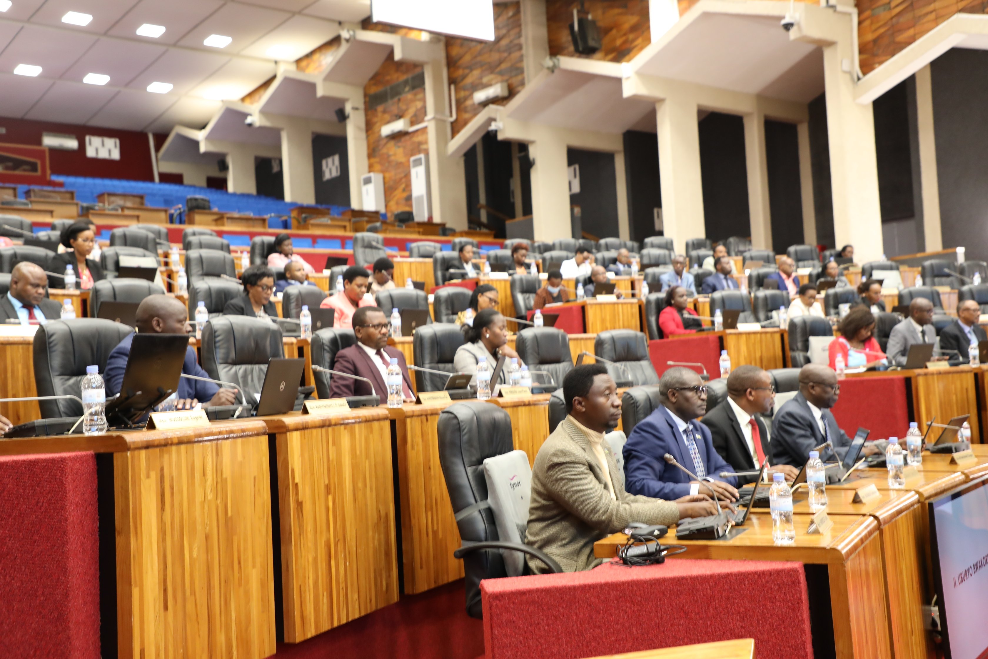 Inteko Ishinga Amategeko, Umutwe w'Abadepite, ubwo yagezwagaho raporo ku isesengura rya raporo y'Umugenzuzi Mukuru w'Imari ya Leta y'umwaka wa 2020/2021