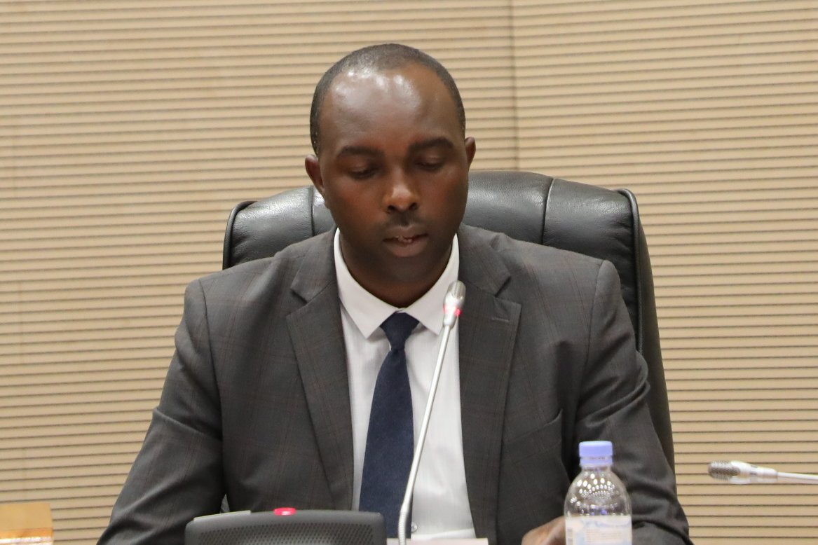 Perezida wa Komisiyo ya PAC, Muhakwa VAlens ageza ku Nteko Rusange, Umutwe w'Abadepite ibyavuye mu isesengura rya raporo y'Umugenzuzi Mukuru w'Imari ya Leta ya 2020/2021